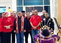 Ketua DPC PDI Perjuangan Bombana Andi Muhammad Khaekal Sambut Kedatangan Sekjen di Bandara Haluoleo Kendari