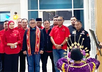 Ketua DPC PDI Perjuangan Bombana Andi Muhammad Khaekal Sambut Kedatangan Sekjen di Bandara Haluoleo Kendari