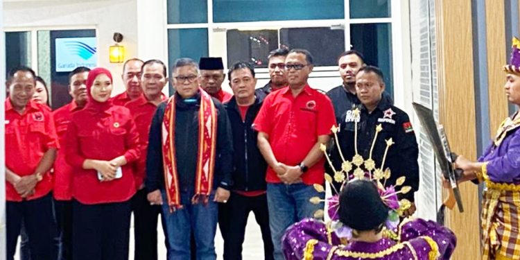 Ketua DPC PDI Perjuangan Bombana Andi Muhammad Khaekal Sambut Kedatangan Sekjen di Bandara Haluoleo Kendari